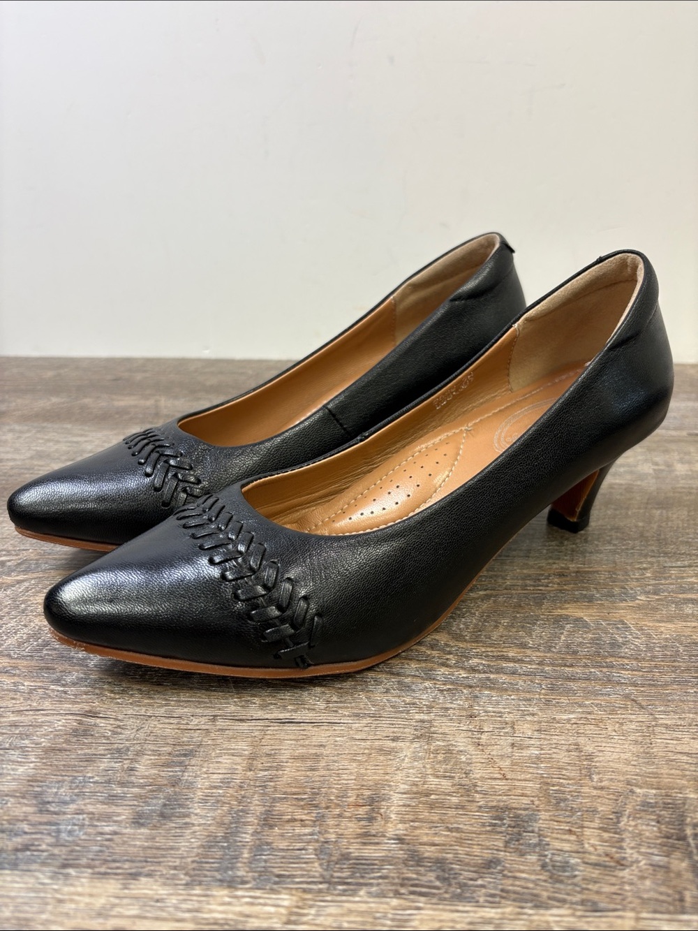 Mona Flying Black Leather Whipstitch Pointed Toe Kitten Heel Pumps Size 8